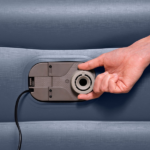 Bestway Надувной матрас со встроенным электронасосом 220 V и изголовьем, 152x226x84 см — изображение 17