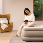 INTEX Надувная кровать "Velur Ultra Plush" 152х203х46 см, встр.нас. 220В, до 272 кг — изображение 9